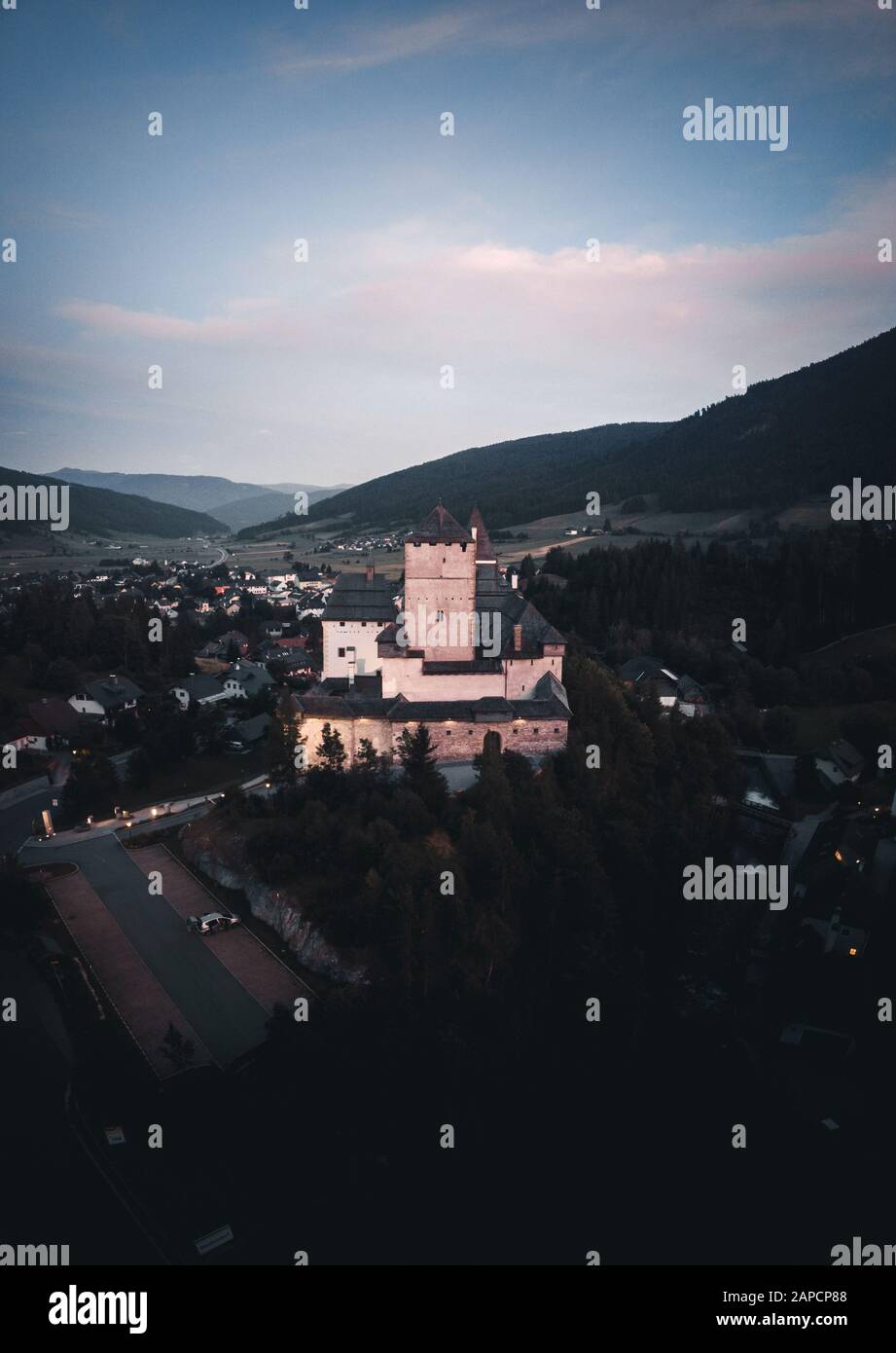 Panorama vertical de Burg Mauterndorf (château de Mauterndorf), Salzbourg, Autriche Banque D'Images