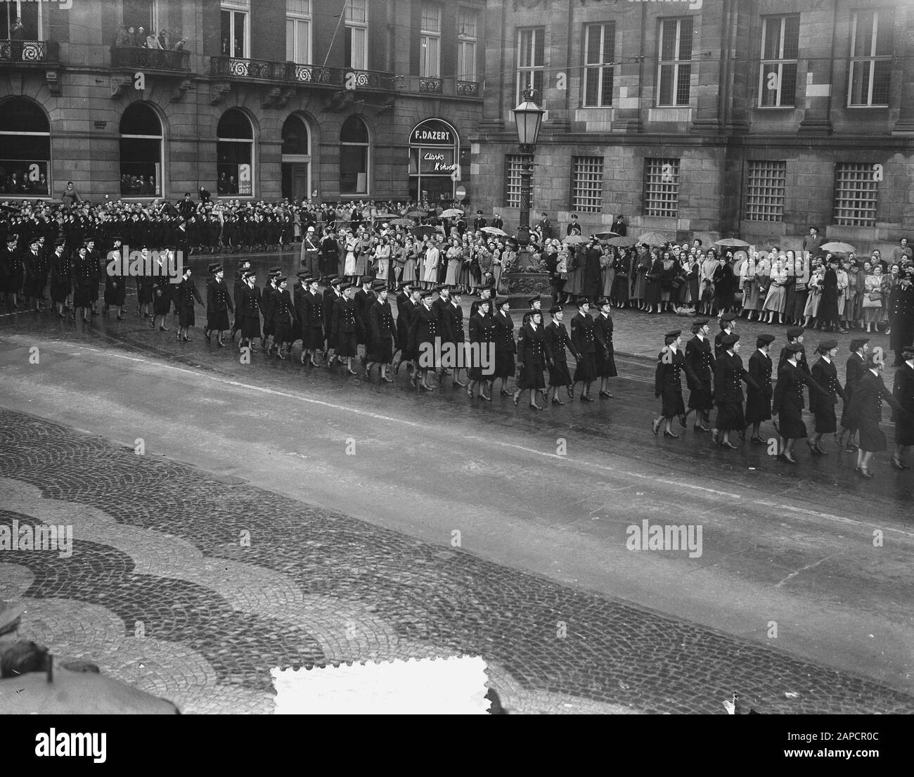 10 ans Marvo; défilé à Amsterdam pour la Reine Juliana Annotation: MARVO est l'abréviation de Marine information Service. Le département des femmes de la Marine (abrégé Marva), était un département de la Marine royale dans lequel les femmes pouvaient volontairement servir avec les forces armées [source Wikipedia] Date: 22 octobre 1954 lieu: Amsterdam, Noord-Holland mots clés: Défilés, palais Nom de l'institution: Marvo Banque D'Images