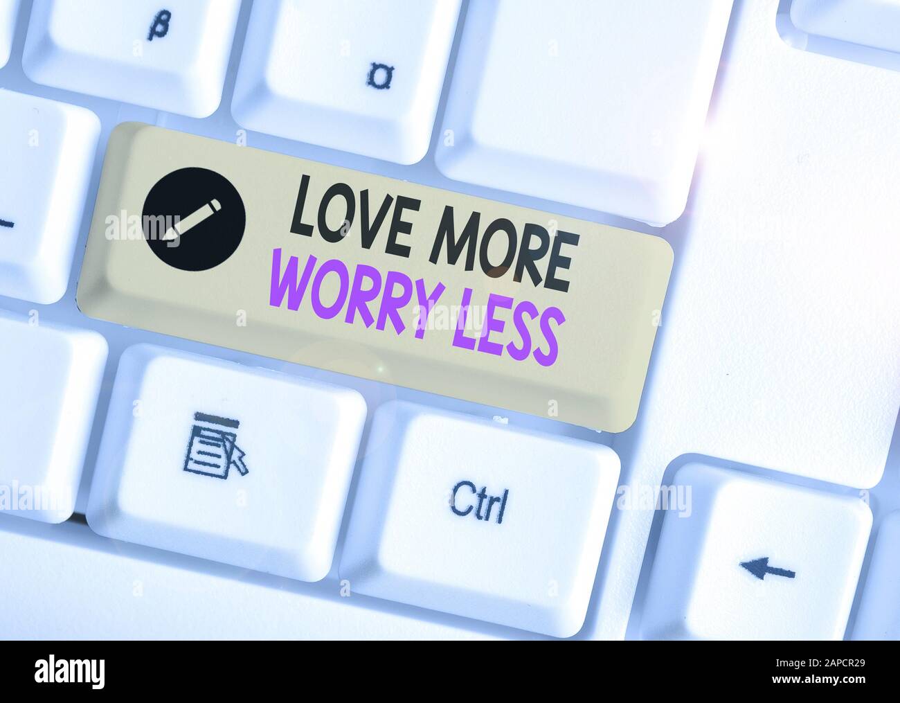 Texte de l'écriture l'écriture Amour plus inquiéter moins. Photo conceptuelle ont une bonne attitude motivation se rendre aimable à profiter de la vie Banque D'Images