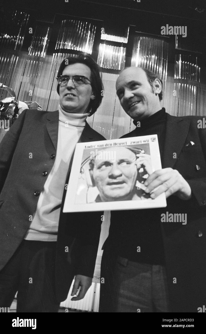 L'acteur Andre van den Heuvel avec le premier LP, a quitté Ernst van Altena; nr. 11, 12 : nr. 23, 14: Andre van den Heuvel avec LP/Date: 14 décembre 1970 mots clés: Acteurs, acteurs Nom personnel: Heuvel ANDRE VAN DEN Banque D'Images