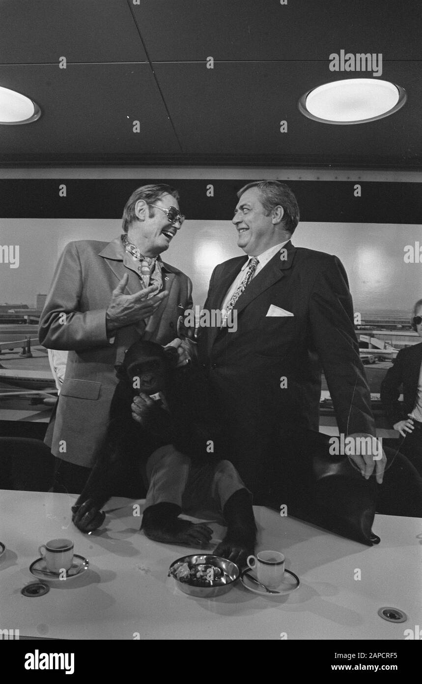 Les acteurs Raymond Burr et ex-Tarzan Johnny Weismuller (USA) arrivent à Schiphol; Left Weismuller, Right Burr Date: 24 juin 1970 mots clés: Acteurs, acteurs Nom personnel: Burr, Burr, Raymond, Johnny Weismuller Banque D'Images