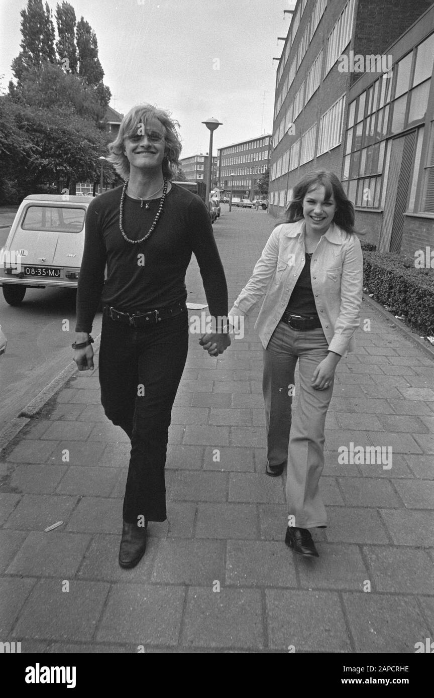 Tournage De Fruits turcs (après le roman de Jan Wolkers de 1969) par Paul Verhoeven Description: Acteurs Rutger Hauer et Monique van de Ven Date: 7 juin 1972 mots clés: Acteurs, film, portrait de groupe Nom personnel: Hauer, Rutger, Ven, Monique van de Banque D'Images