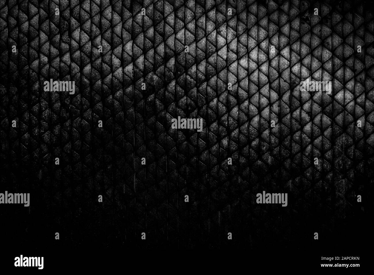 Fond abstrait de motif triangulaire sale et abîmé. Fond texturé plein format haute résolution sombre en noir et blanc. Banque D'Images