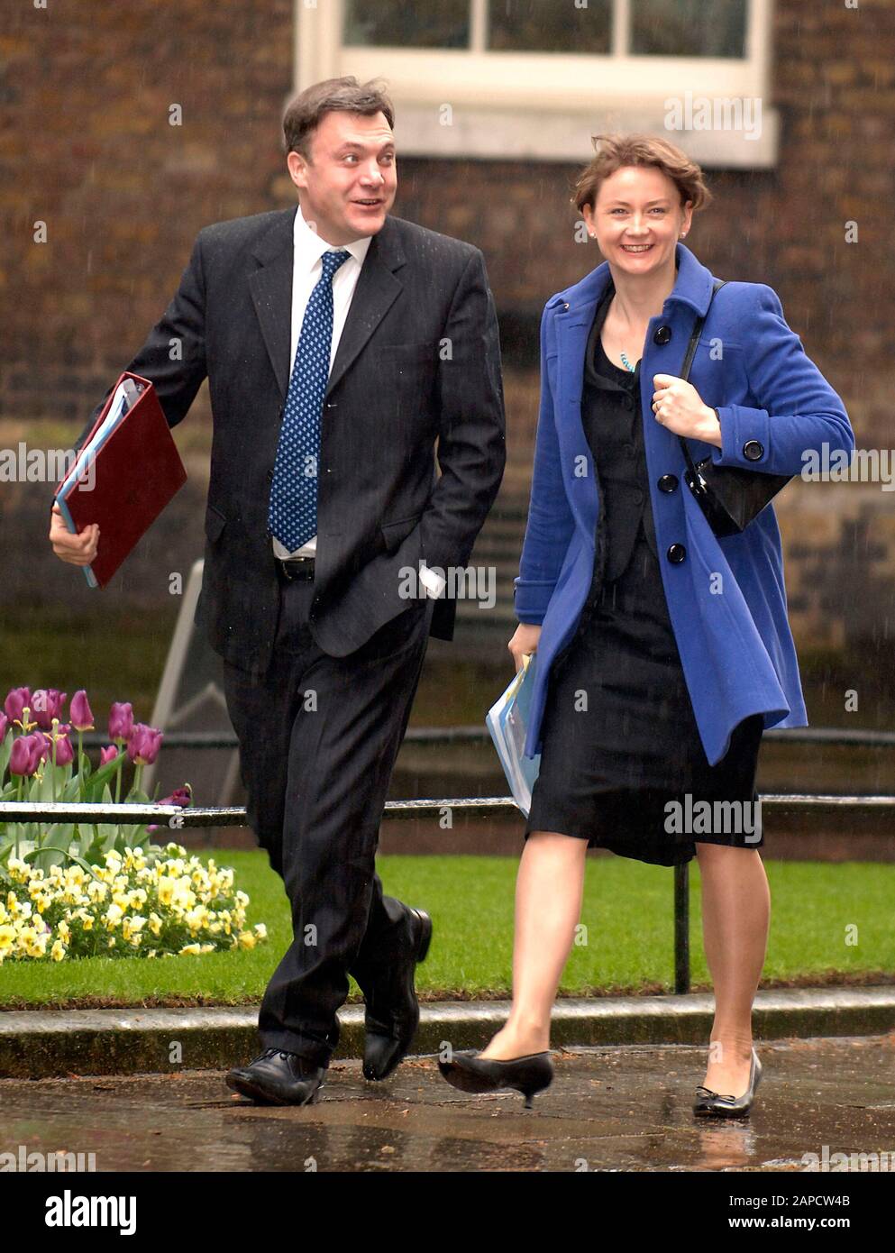 ED Balls Secrétaire d'État aux enfants, aux écoles et Aux Familles et Yvette Cooper Secrétaire en chef au Trésor pour une réunion du Cabinet avec le Premier ministre Gordon Brown, dans la rue Downing. Banque D'Images