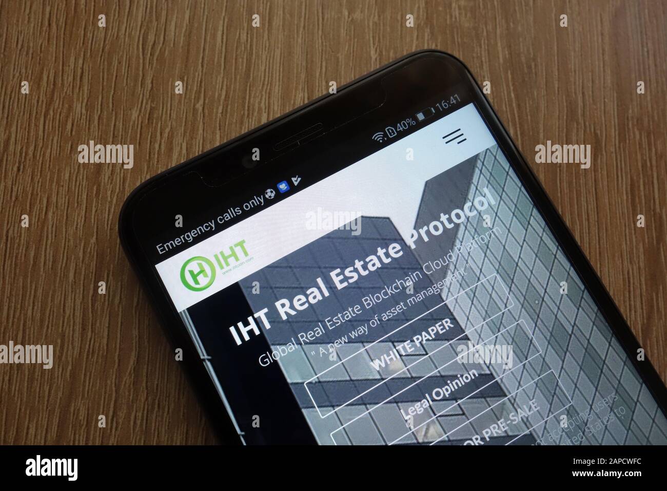 Site Web de crypto-monnaie IHT Real Estate Protocol affiché sur un smartphone moderne Banque D'Images