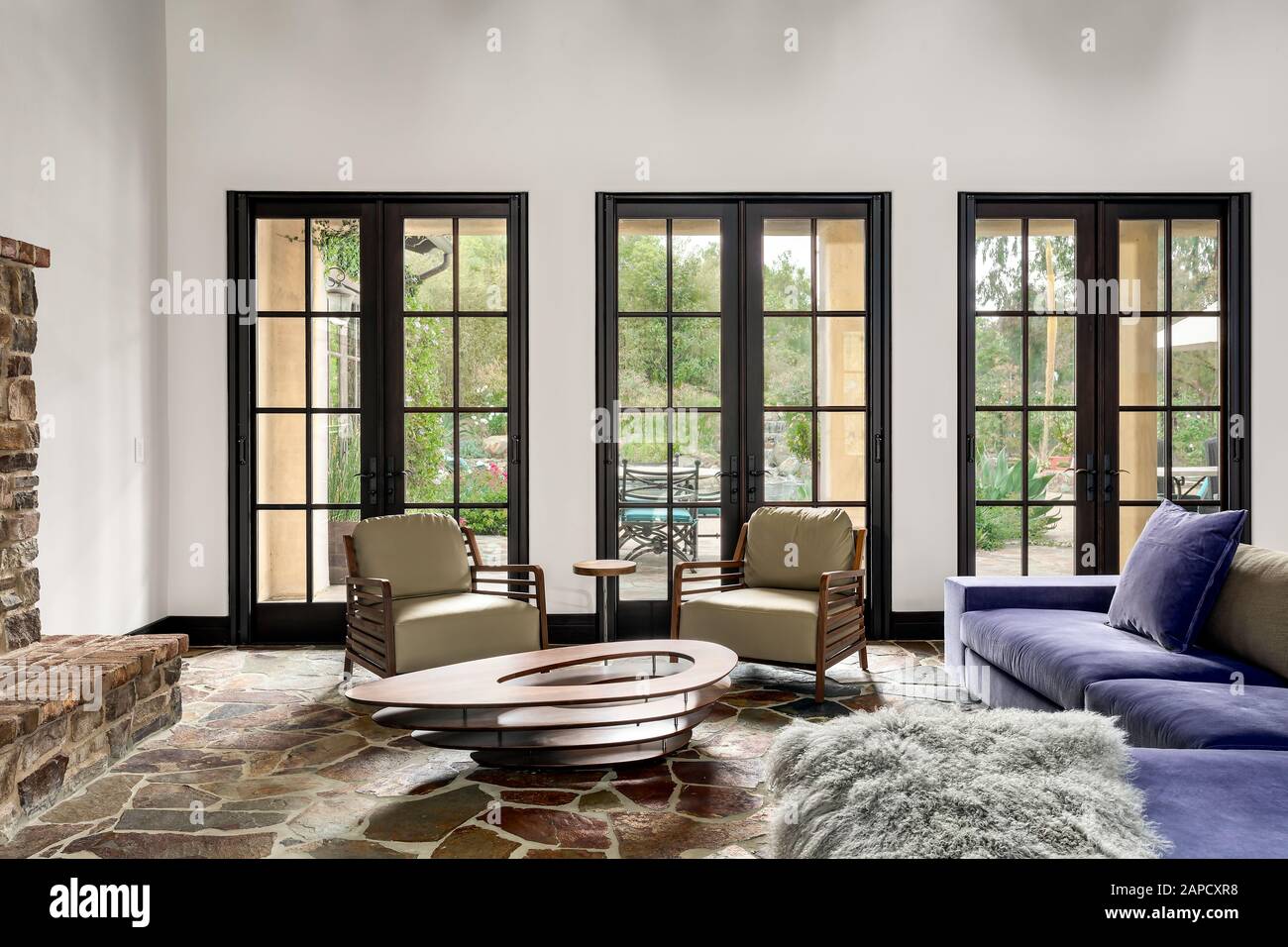 Point de vue sur le mobilier du salon avec vue sur l'extérieur Banque D'Images