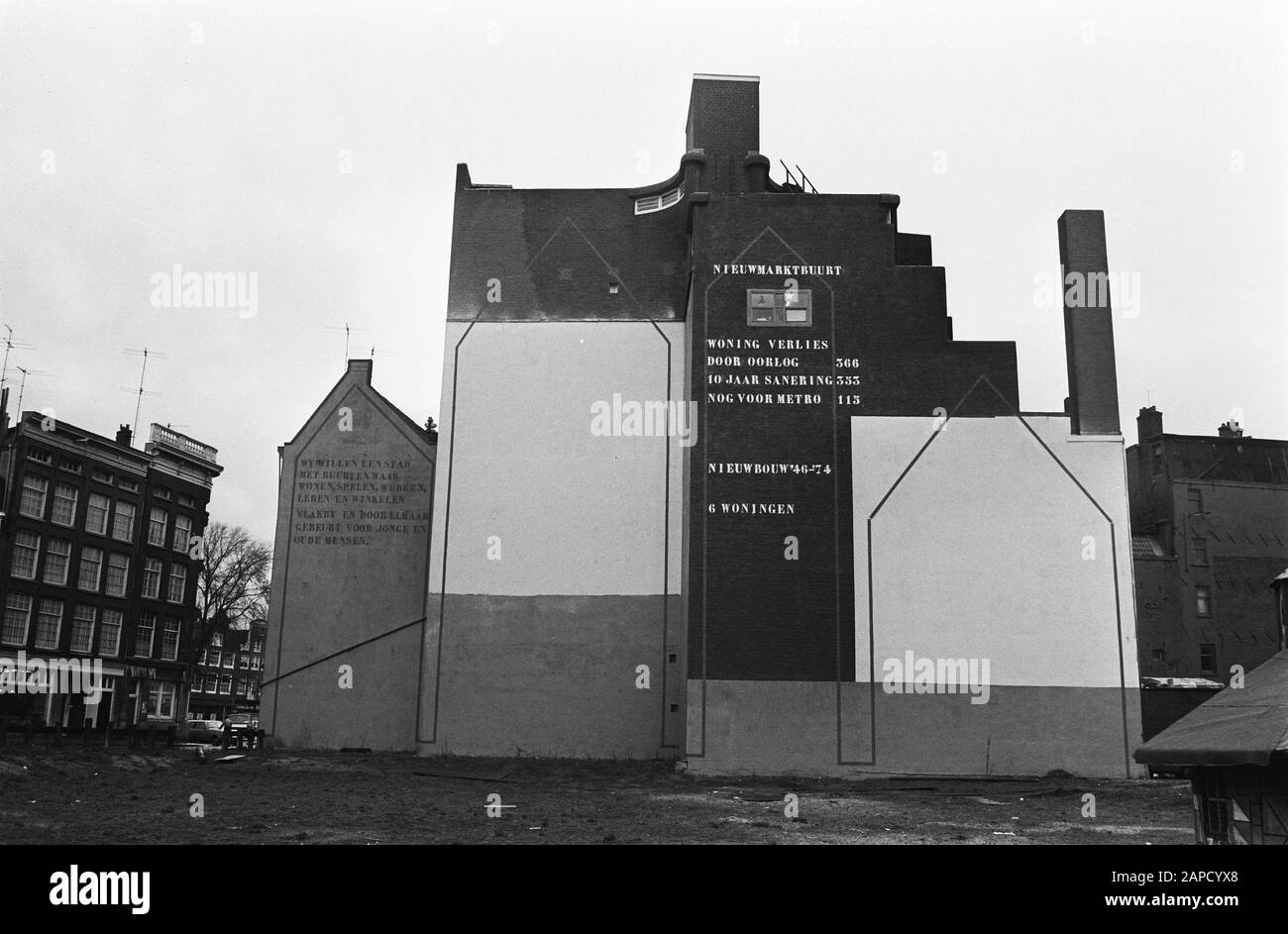 Affiches et textes à Nieuwmarktbuurt en voie de disparition en métro; maison peinte et textée à Nieuwmarktbuurt Date: 11 décembre 1974 lieu: Amsterdam, Noord-Holland mots clés: Affiches, métros Banque D'Images