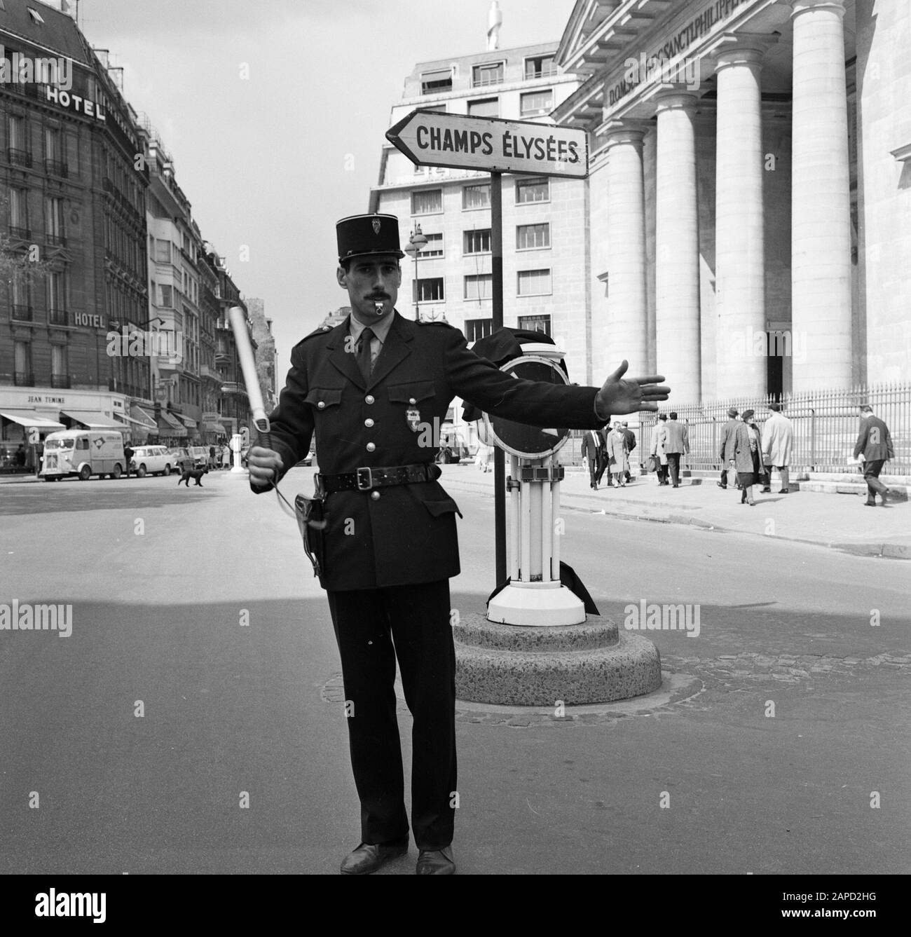 Pariser Bilder [La vie de rue de Paris] Description: Agent réglemente la circulation dans la rue du Faubourg-Saint-Honoré devant l'église Saint-Philippe du roule près des champs Elysées Date: 1965 lieu: Champs Elysées, France, Paris mots clés: Bâtiments d'église, statues de rue, police de la circulation, colonnes Banque D'Images