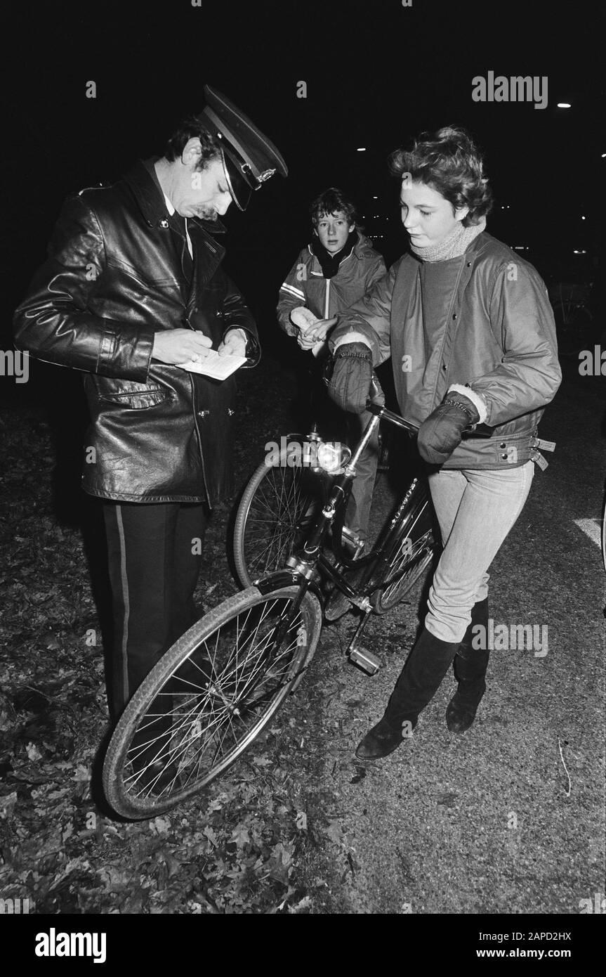 Contrôle de la circulation des étudiants à Amersfoort Description: L'agent rédige un billet à partir de Date: 13 janvier 1983 lieu: Amersfoort (Prov) mots clés: Jeunes, police, violations de la circulation Banque D'Images