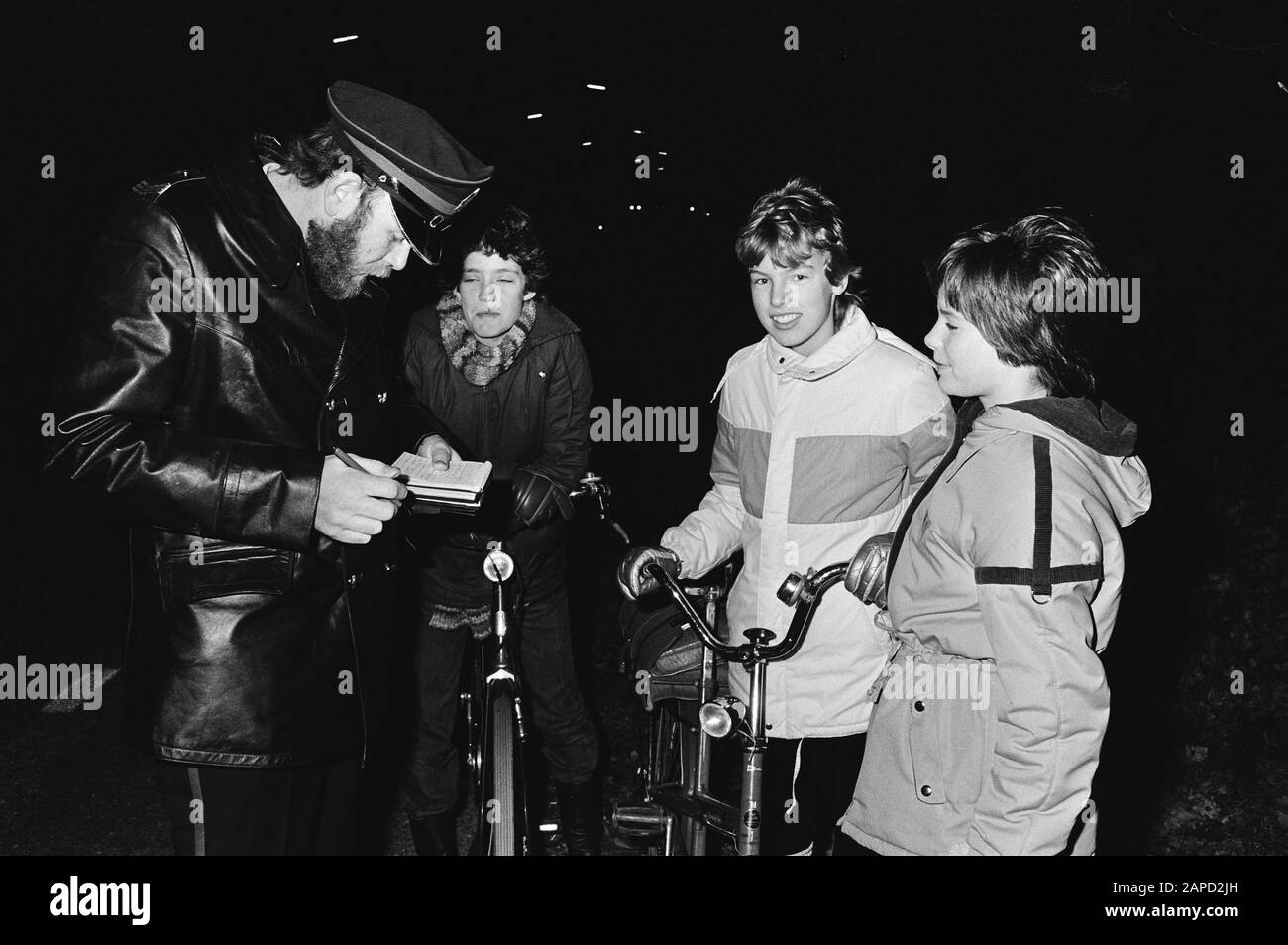 Contrôle de la circulation des étudiants à Amersfoort Description: L'agent rédige un billet à partir de Date: 13 janvier 1983 lieu: Amersfoort (Prov) mots clés: Jeunes, police, violations de la circulation Banque D'Images