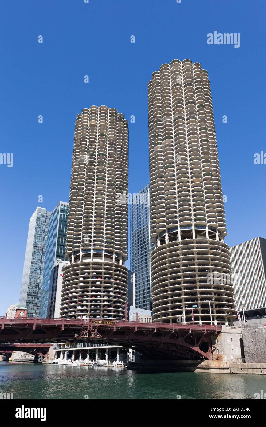 Chicago, États-Unis - 7 avril 2018 : les tours circulaires uniques de Marina City et le pont State Street, vu de la rivière Chicago. Banque D'Images
