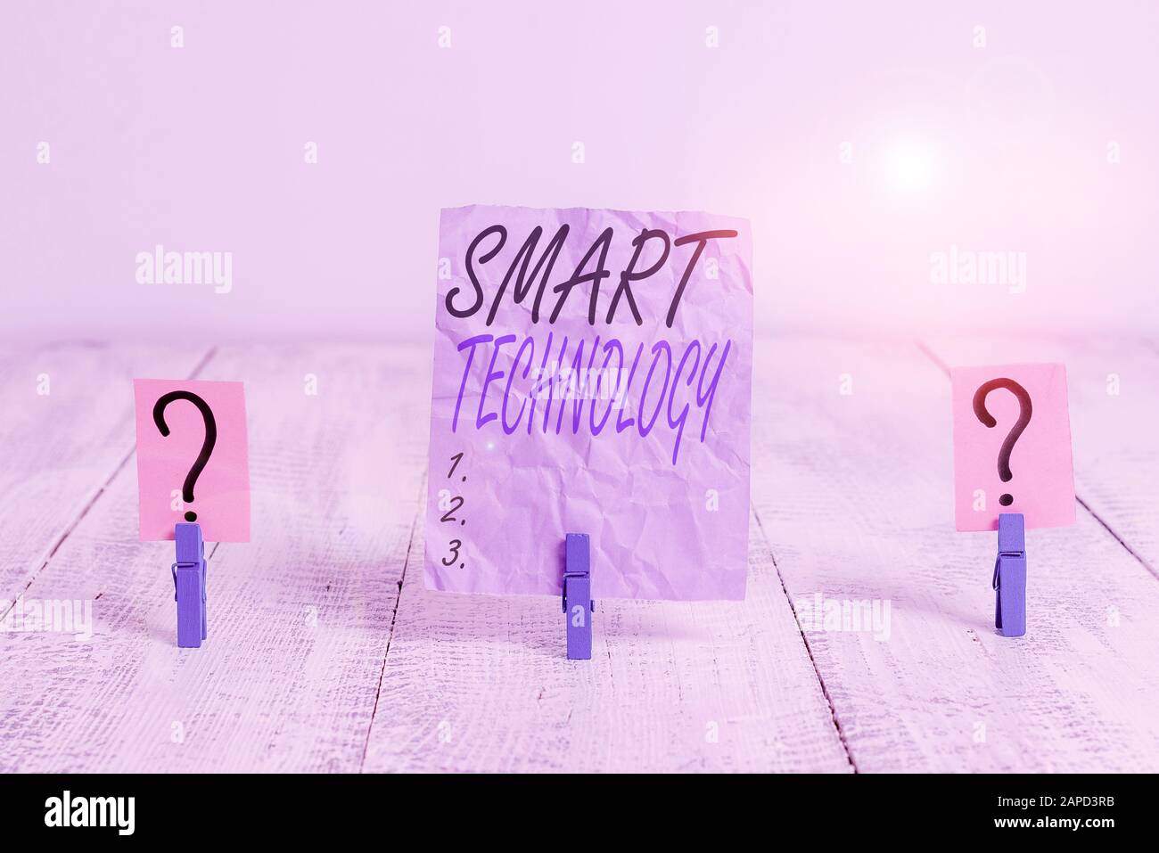 Panneau texte indiquant Smart Technology. Présentation de photos d'affaires utilisée pour protéger et éviter les erreurs de disques durs Comportant Des Feuilles Émietonnées et émietonnées avec pap Banque D'Images