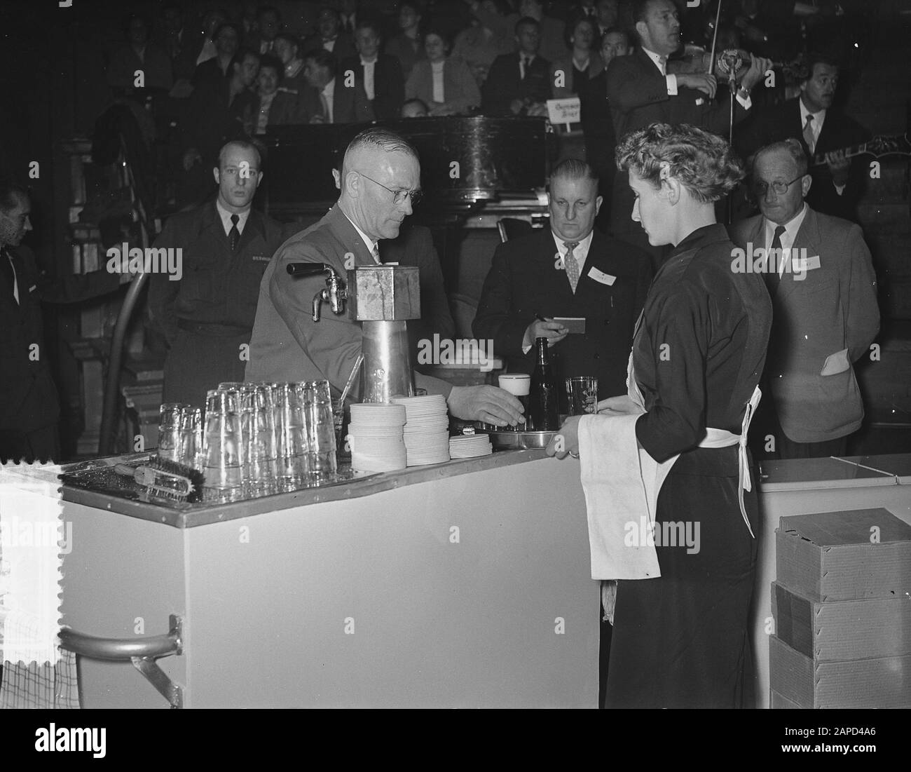 Concours de la bière A. J. Verkerk et R. Bergers première date : 30 septembre 1955 mots clés : CONCOURS de LA BIÈRE PRESSION Nom personnel : Bergers, R., Verkerk, A.J. Banque D'Images