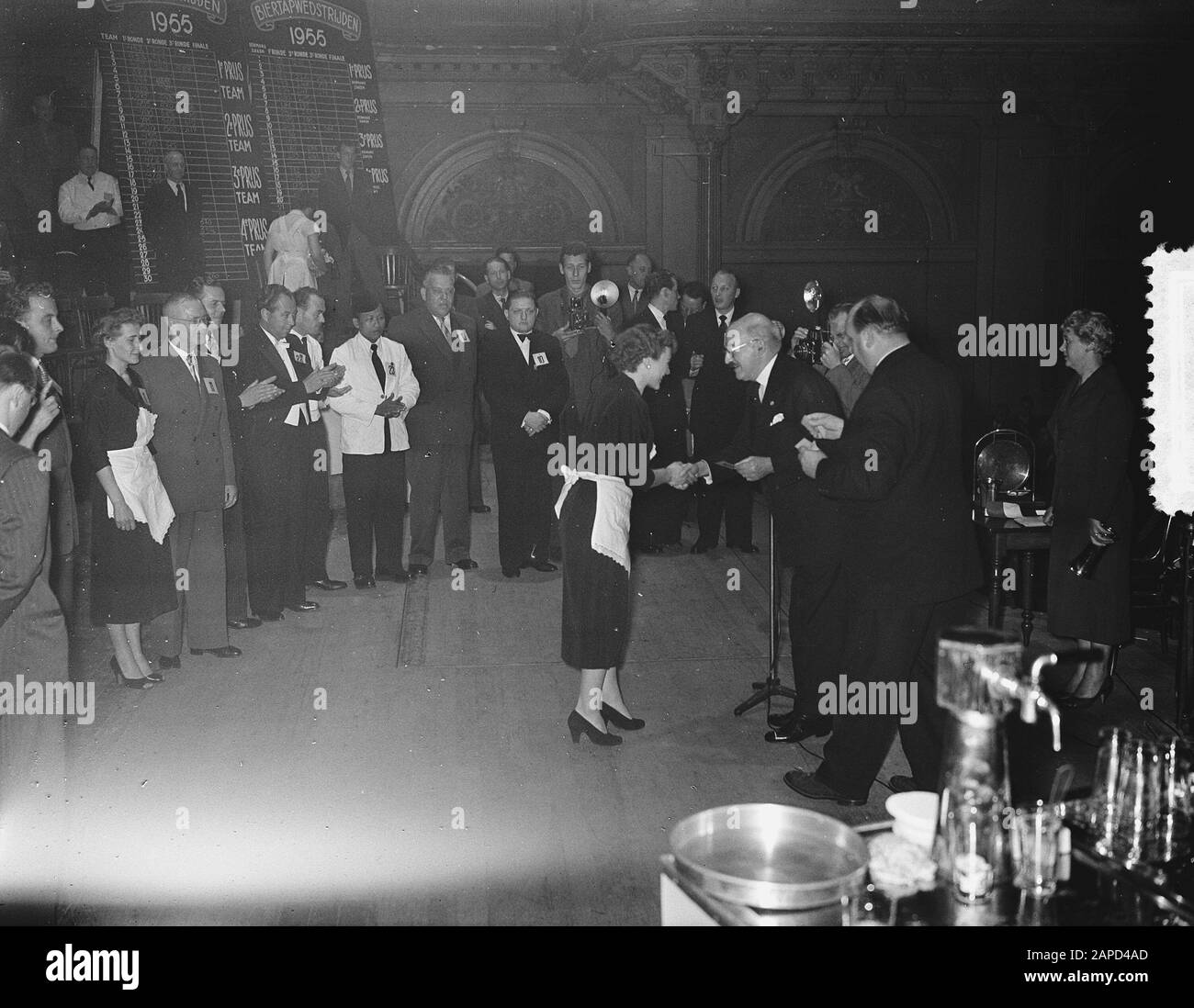 Concours de la bière A. J. Verkerk et R. Bergers première date : 30 septembre 1955 mots clés : CONCOURS de LA BIÈRE PRESSION Nom personnel : Bergers, R., Verkerk, A.J. Banque D'Images