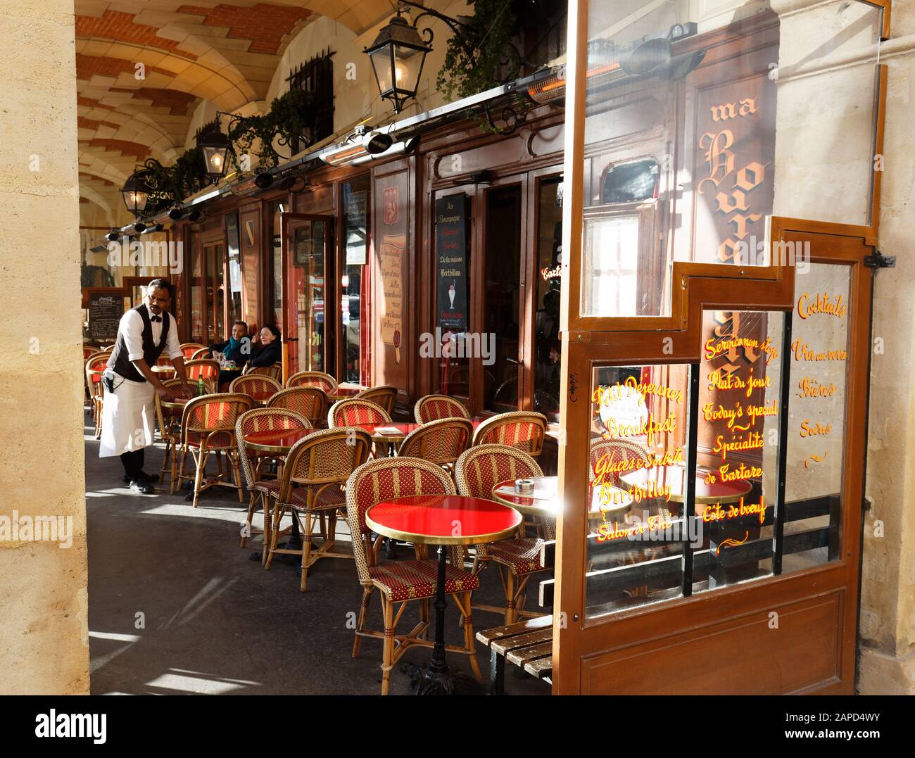 Le restaurant traditionnel français Ma Bourgogne situé sur la Place des Vosges dans Le Marais, Paris, France. Banque D'Images