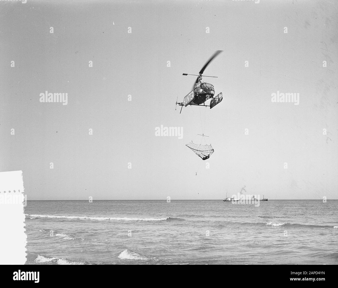 Hélicoptère de démonstration avec filet de sauvetage Scheveningen Date : 25 août 1955 lieu : Scheveningen, Zuid-Holland mots clés : démonstrations, hélicoptères Banque D'Images