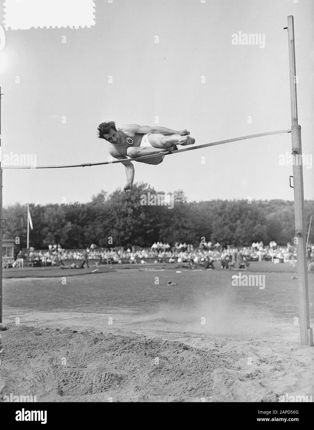 Athletics Pays-Bas Belgique, Herssens champion belge High Jump Date: 28 août 1955 mots clés: ALETICS, HIGH-JUP, champion Nom personnel: Herssens Banque D'Images