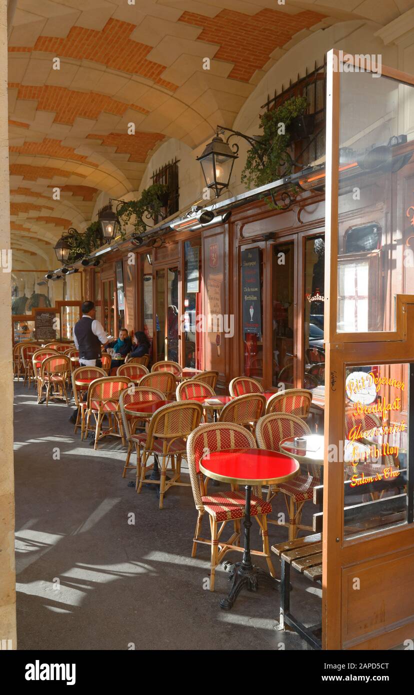 Le restaurant traditionnel français Ma Bourgogne situé sur la Place des Vosges dans Le Marais, Paris, France. Banque D'Images
