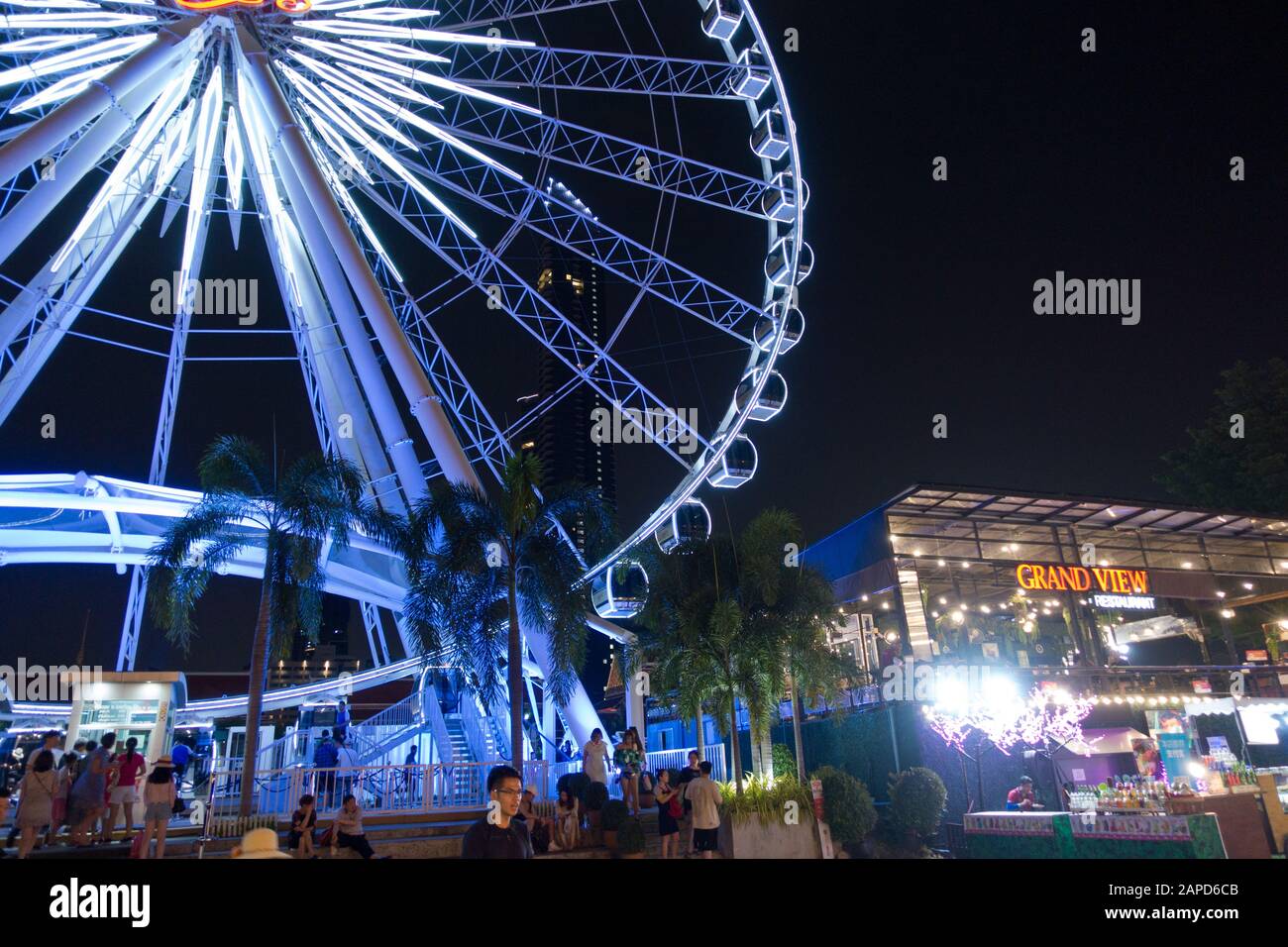 Asiatique: Le Riverfront est un centre commercial en plein air de 4,8 hectares et un complexe de divertissement, fréquenté par les habitants. L'Asiatique Sky est un monument situé à Bangkok. Banque D'Images