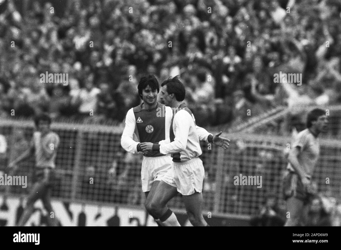 AJAX contre FC Den Haag 9-1. 1 A Cruijff en la Ling Happy, 2 A Cruijff (M.) et Rijkaard Date : 21 mars 1982 mots clés : sport, football Nom personnel : Cruijff, Johan, la Ling, Tscheu, Rijkaard, Frank Nom de l'établissement : FC Den Haag Banque D'Images