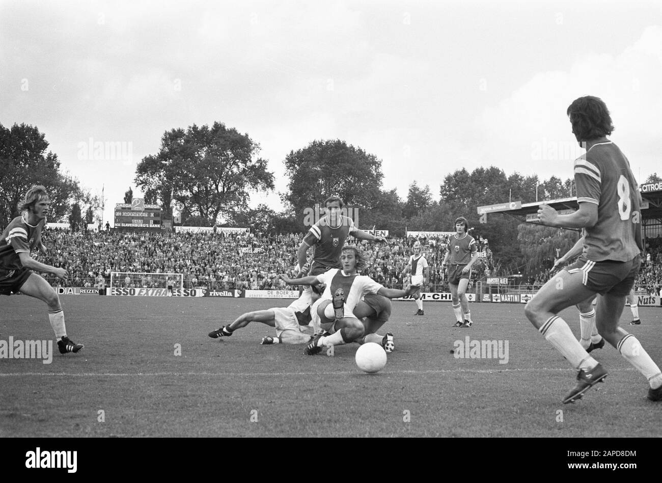 AJAX versus Groningen 3-0, Johan Neeskens (au milieu) en action avec derrière lui Piet Fransen (Groningue) Date: 24 septembre 1972 lieu: Amsterdam, Noord-Holland mots clés: Sport, football Nom personnel: Fransen, Piet, Neeskens, Johan Banque D'Images