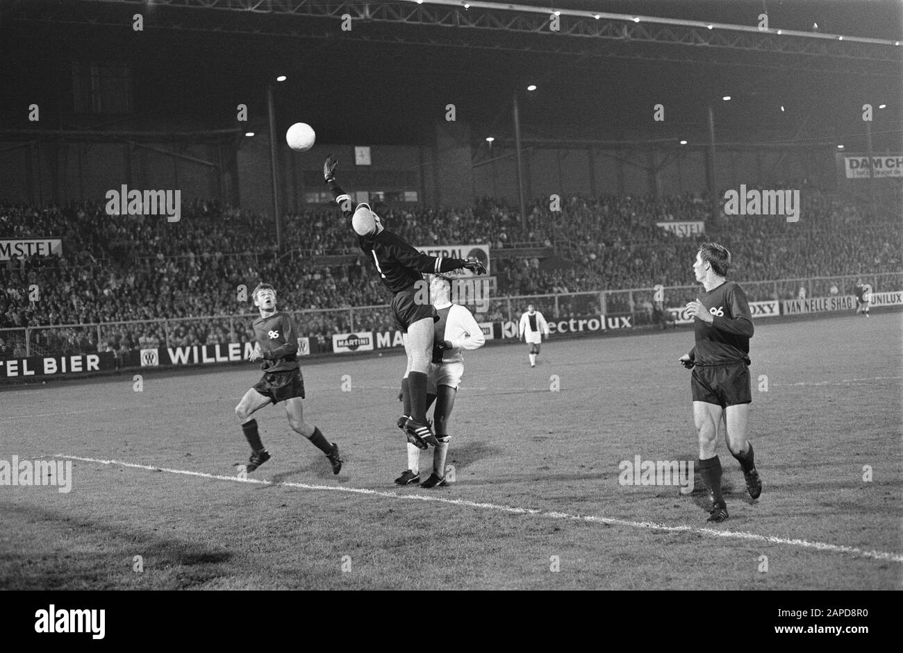 AJAX contre Hanovre 96 dans le stade olympique d'Amsterdam dans la coupe Europa pour les villes de Jaarbeurs (3-0). Gardien de but Horst Podlasly van Hannover atteint le ballon avant que Johan Cruijff ne reçoive une chance Annotation: Gauche (recherche vers le haut) Rainer Stiller Date: 24 septembre 1969 lieu: Amsterdam, Noord-Holland mots clés: Sport, football Nom personnel: Cruijff, Johan Nom de l'institution: Europa Cup Banque D'Images