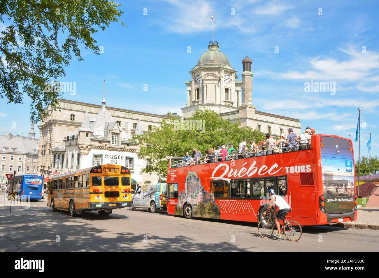 Québec, CANADA - le 20 AOÛT 2014 : excursions en bus touristique rouge à Québec au Canada Banque D'Images