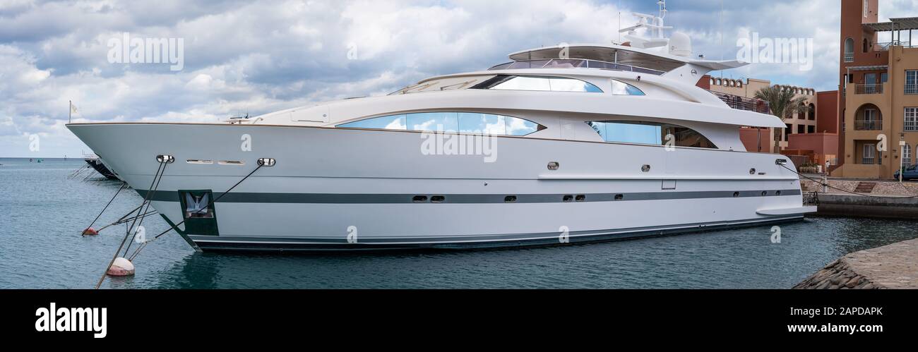 Bateau à moteur de luxe à l'ancor à El Gouna, Egypte, 8 janvier 2020 Banque D'Images