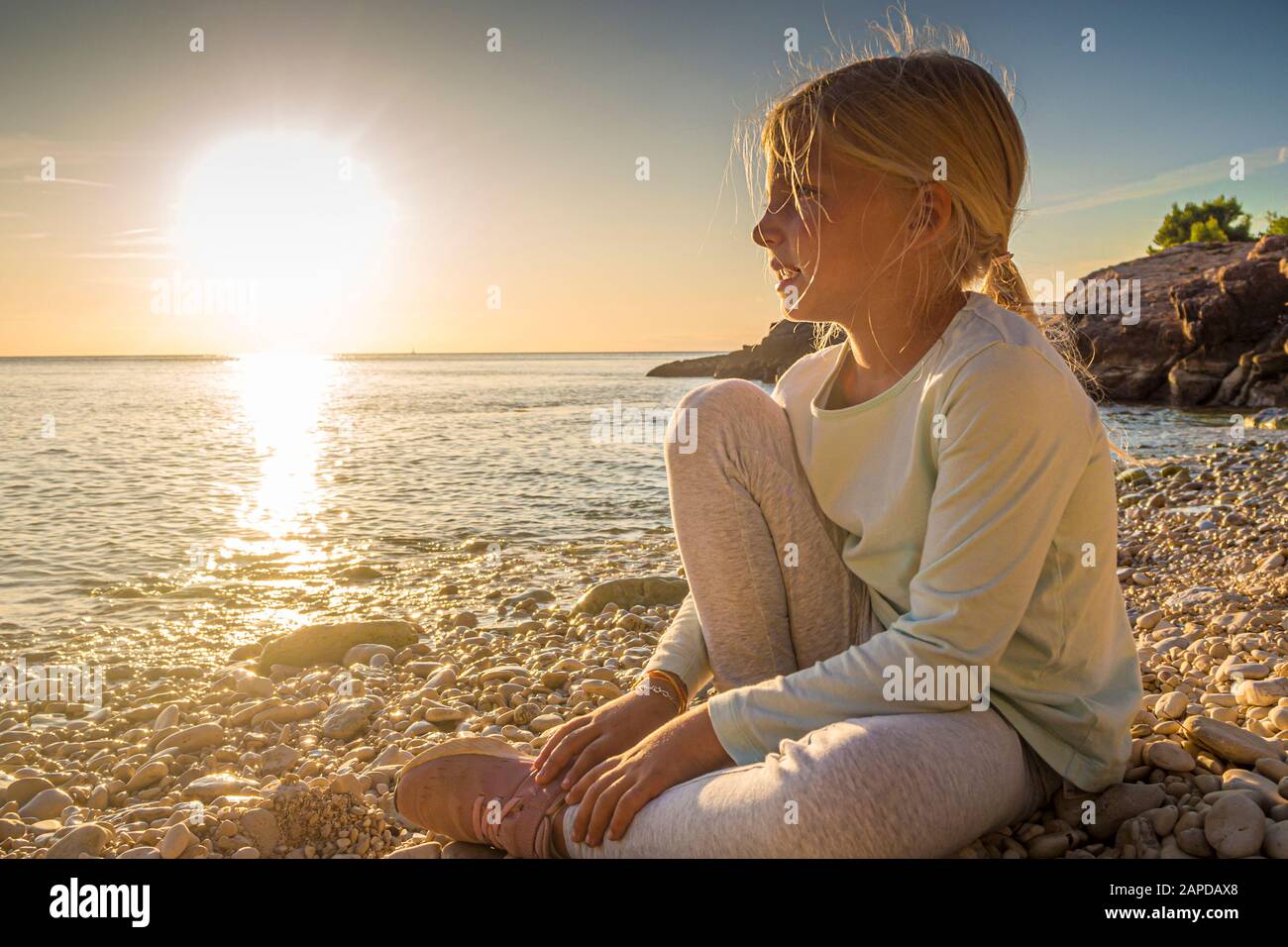 Croatie, Istrie, Pula, Cape Kamenjak, blonde fille, coucher de soleil Banque D'Images