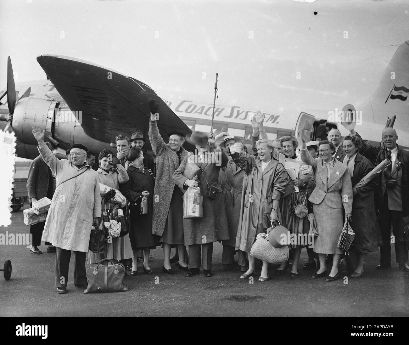 Arrivée danseurs paysan néerlandais à l'aéroport de Schiphol en Afrique du Sud Date : 8 décembre 1955 lieu : Noord-Holland, Schiphol mots clés : arrivée, BOERENDANSERS Banque D'Images