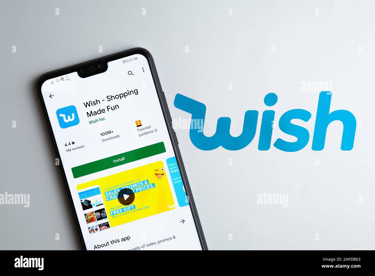 Application d'achat Wish dans Play Market sur le smartphone, placée sur la  brochure avec le logo Wish Photo Stock - Alamy