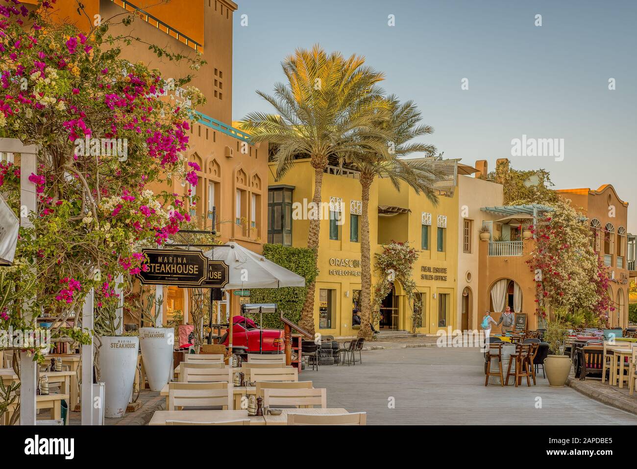La promenade avec des restaurants à Abu Tig Marina à El Gouna, Egypte, 11 janvier 2020 Banque D'Images