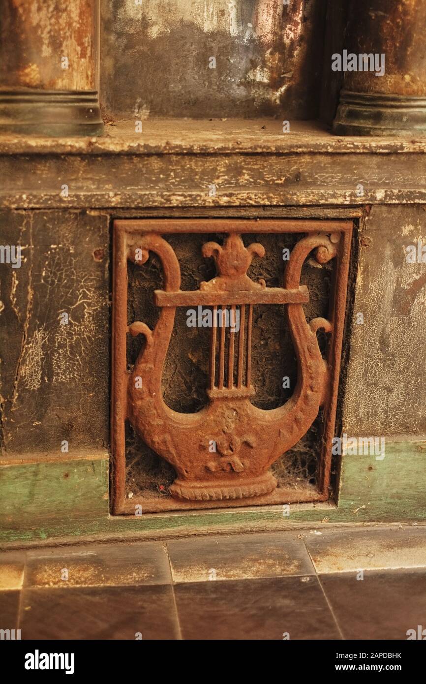 Une fonte Lyre détail architectural, Galerie Véro-Dodat, Paris, France Banque D'Images