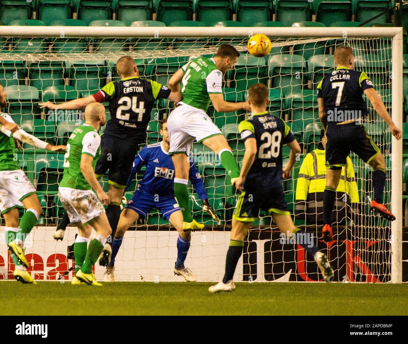 Édimbourg, Écosse, Royaume-Uni. 22 janvier 2020. Ladbrokes Scottish Premierhierhip - Hibernian / Hamilton Academcal. Stade De La Route De Pâques, Édimbourg, Midlothian, Royaume-Uni. 22 janvier 2020. Pic montre: Paul Hanlon, milieu de terrain central de Hibs, se rend chez le gagnant pendant la seconde moitié alors que Hibs battait Hamilton Accies 2-1 au stade de la route de Pâques, à Édimbourg. Crédit : Ian Jacobs/Alay Live News Banque D'Images