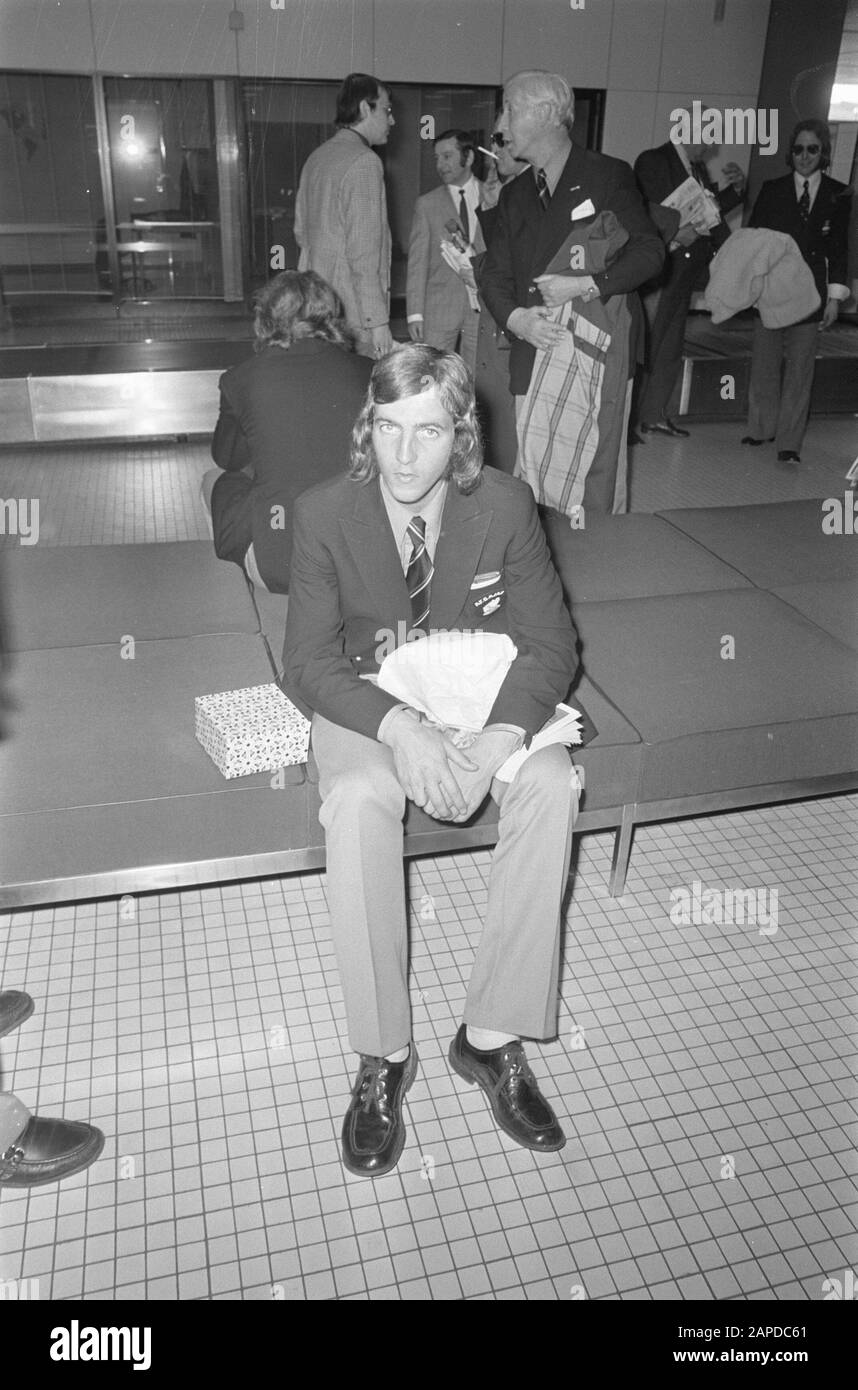 AJAX de retour à Schiphol après le match contre Arsenal, Johan Neeskens Date: 23 mars 1972 lieu: Noord-Holland, Schiphol mots clés: Sport, footballeurs Nom personnel: Neeskens, Johan Nom de l'établissement: Arsenal Banque D'Images