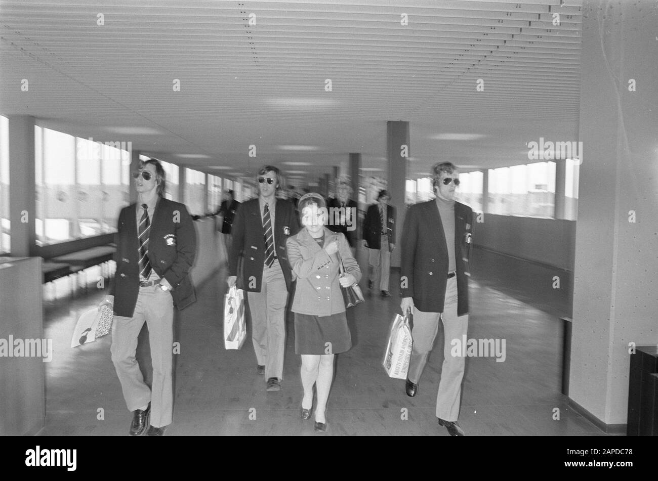 AJAX de retour à Schiphol après le match contre Arsenal Date: 23 mars 1972 lieu: Noord-Holland, Schiphol mots clés: Sport, footballeurs Nom de l'établissement: Arsenal Banque D'Images