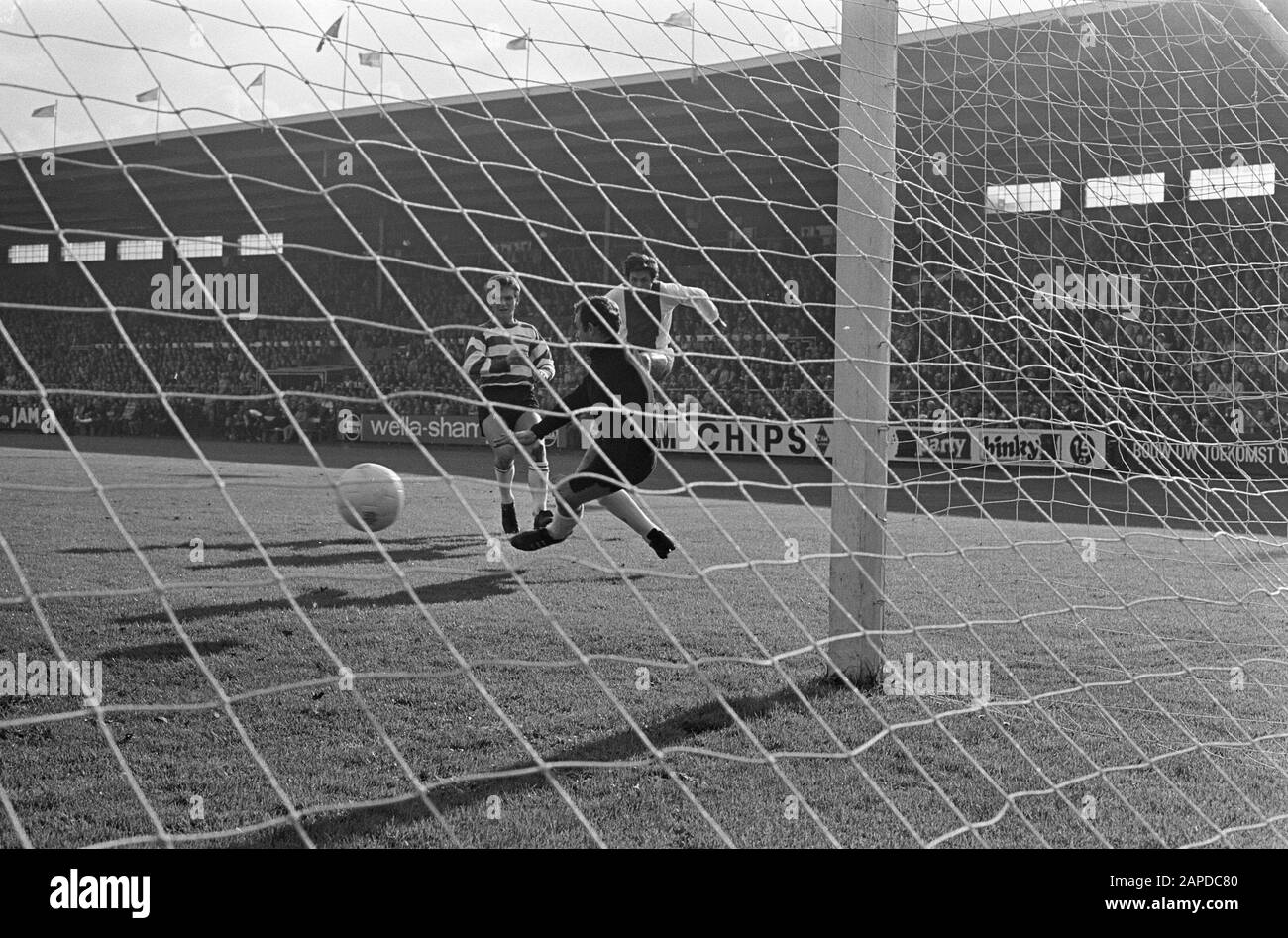 AJAX contre Xerxès DHC 5-0. Suurbier scores, gardien de but Treijbel est battu Date: 22 octobre 1967 mots clés: Gardien de but, sport, football Nom personnel: Suurbier, Wim Nom de l'institution: Xerxès/DHC Banque D'Images