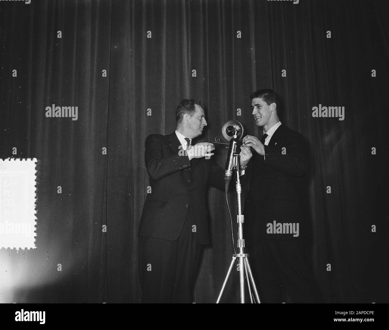 Avro élection porteur de l'année 1955. Anton Geesink (à droite) au deuxième endroit, avec M. D. Repko, directeur de L'annotation AVRO : il n'y avait alors aucune distinction entre les athlètes masculins et féminins. Il n'y avait qu'une catégorie Date: 8 février 1956 lieu: Amsterdam mots clés: Cérémonies de remise des prix, athlètes, prix sportifs Nom personnel: Geesink, Anton, Repko, D. Nom de l'institution: Avro Banque D'Images