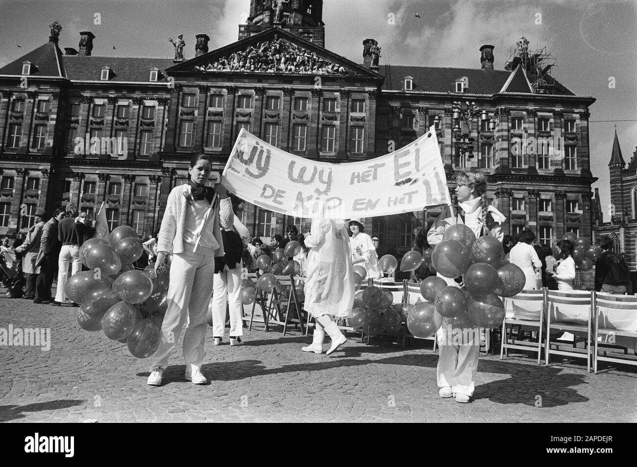 Action Lekker Dier op de Dam Annotation: Sur une bannière vous pouvez lire: Vous avec EI - le poulet et l'IJ Date: 13 avril 1979 lieu: Amsterdam, Noord-Holland mots clés: Démonstrations, bannières Banque D'Images