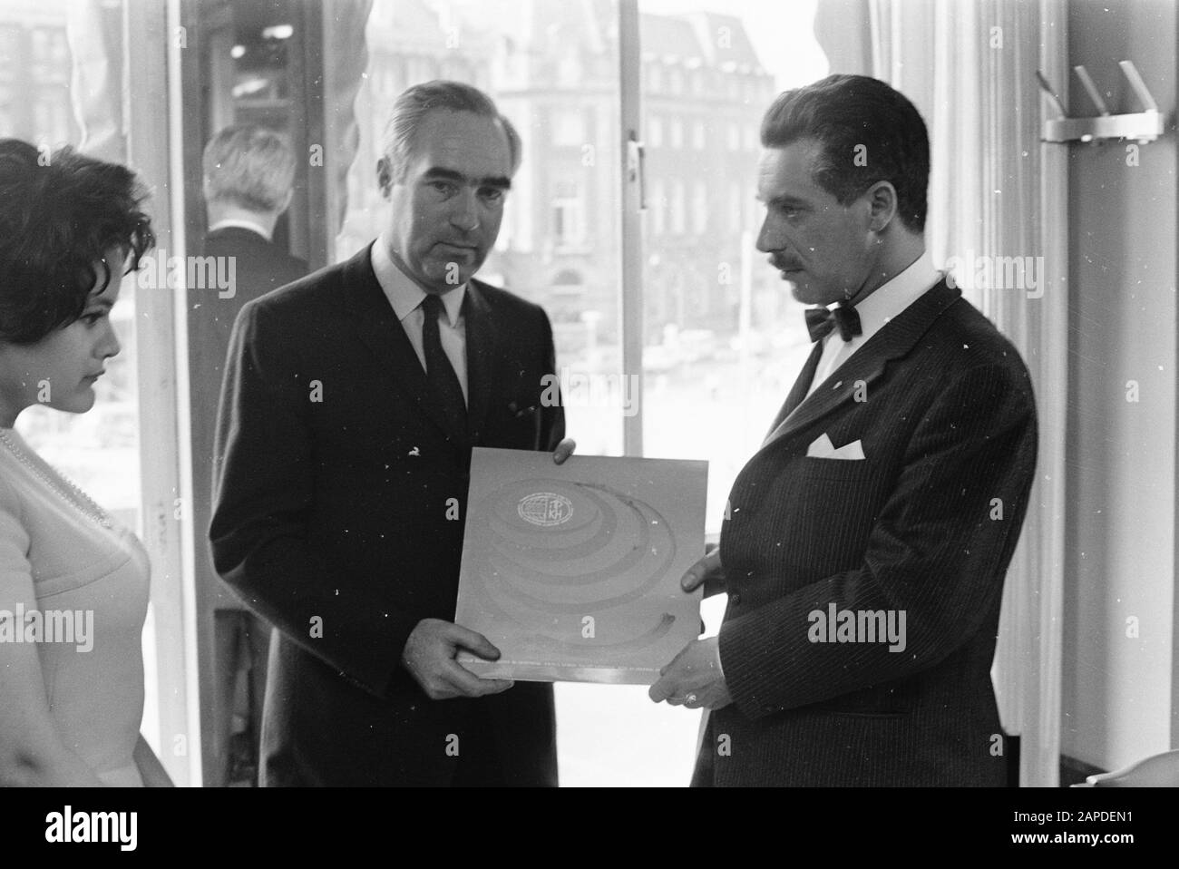 Action de la jeunesse juive aux Pays-Bas pour la jeunesse en Israël Palache (dir. Action collective d'Israël) main droite remise de plaque à Yannay, cas-autorisé d'Israël Date: 11 mai 1970 lieu: Israël Banque D'Images