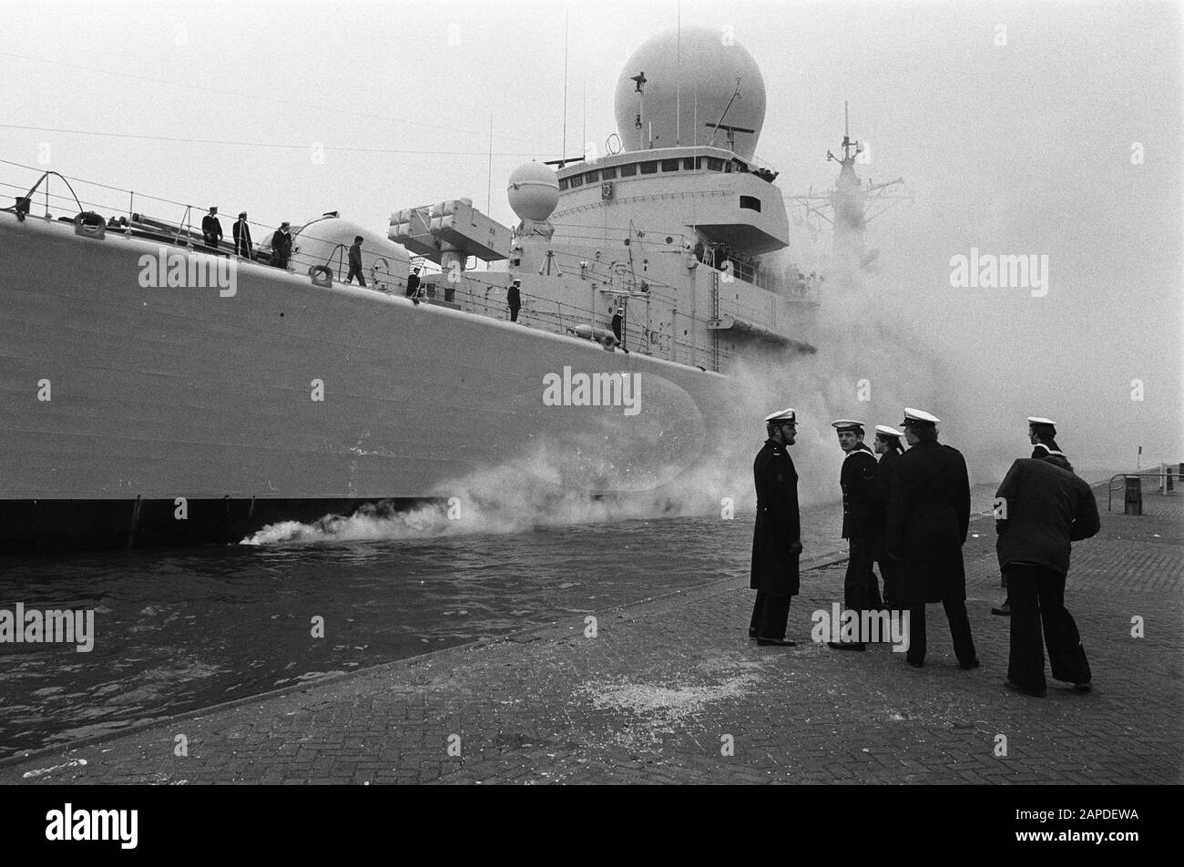 Groupe d'action Les Mauvaises Herbes jette de la peinture et des bombes à fumée aux navires de la marine qui sont à Amsterdam en raison de Thronswiselin Date: 29 avril 1980 lieu: Amsterdam, Noord-Holland mots clés: Bombes à fumée, trône change Nom personnel: H.M.S. de Ruyter Banque D'Images