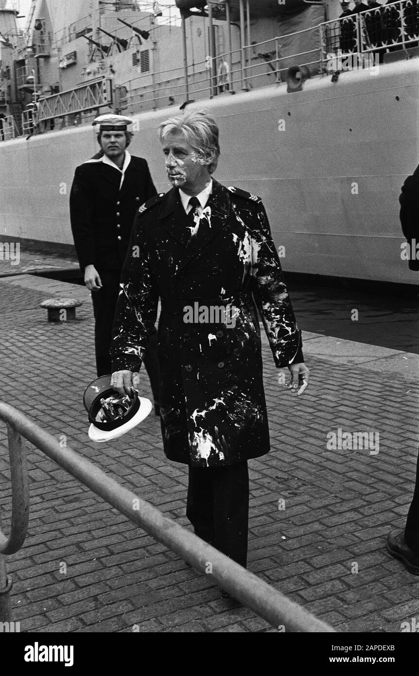Groupe d'action Les Mauvaises Herbes jette de la peinture et des bombes à fumée aux navires de la marine qui sont à Amsterdam en raison de l'échange du Trône Date: 29 avril 1980 lieu: Amsterdam, Noord-Holland mots clés: Bombes à fumée, changements du trône, uniformes Banque D'Images