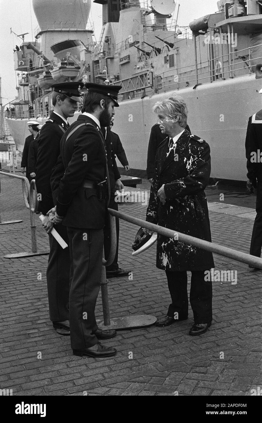 Groupe d'action Les Mauvaises Herbes jette de la peinture et des bombes à fumée aux navires de la marine qui sont à Amsterdam en raison de l'échange du Trône Date: 29 avril 1980 lieu: Amsterdam, Noord-Holland mots clés: Bombes à fumée, changements du trône, uniformes Banque D'Images