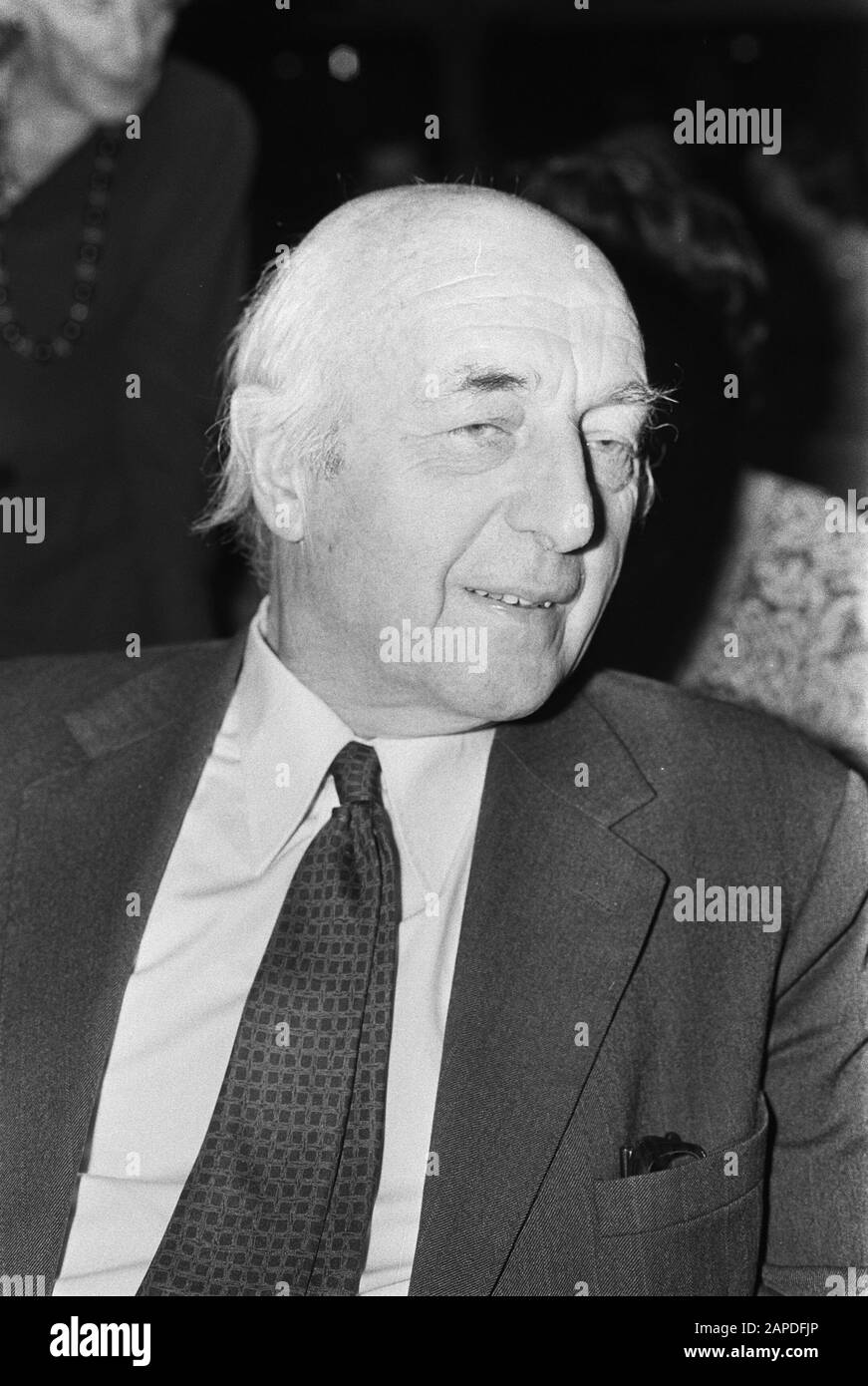 Commémoration Albert Schweitzer au Tropenmuseum à Amsterdam dr. S. Mansholt Date: 9 Novembre 1974 Lieu: Amsterdam, Noord-Holland Mots Clés: Commémorations Nom Personnel: Albert Schweitzer, Dr. S. Mansholt Nom De L'Établissement: Tropenmuseum Banque D'Images