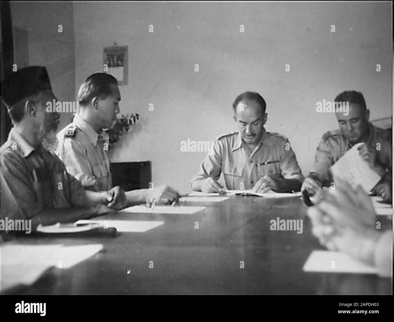 Le 7 décembre, la capitale de la résidence Sibolga (Sumatra central) a été transférée en République. Le transfert a eu lieu dans le couteau de l'officier le matin à 7 heures. Le transfert réel a été ouvert par le lieutenant Kol. Harvey, le président de la commission mixte locale, lit le rapport de transfert. De l. à r. : résident républicain, Dr T.L. Tobing, Lt. Kol. Kawilarang, cdt. Der TNI à Tapanuli, Lt. Col. Harvey (UNCI), Sgdr. Dr Ldr. Addison (UNCI) Le 7 décembre, la capitale Sibolga (Sumatra central) a été transférée en République. Le transfert a eu lieu dans le mess de l'officier à 7:00. Le Banque D'Images