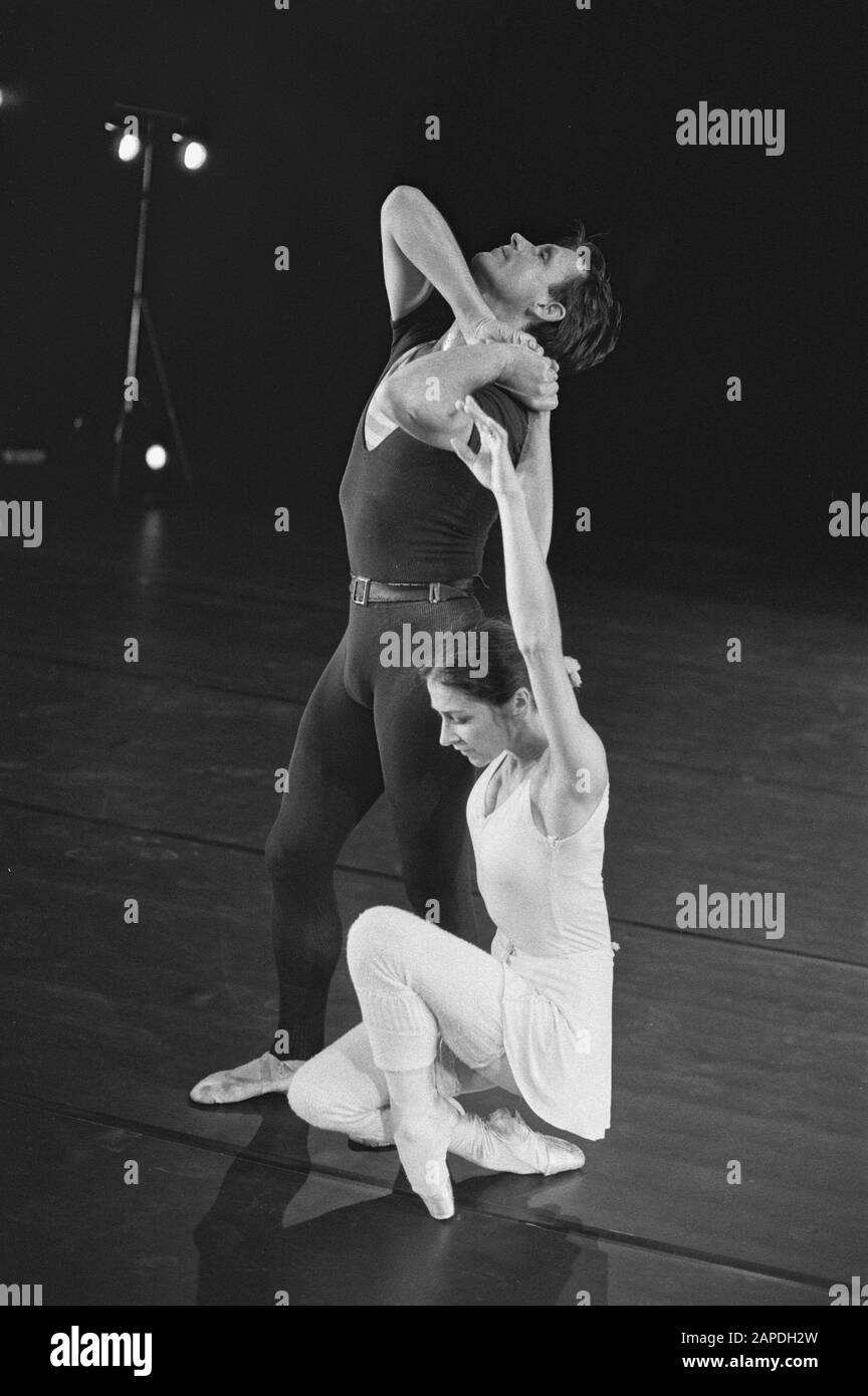 Alexandra Radius et Han Ebbelaar 25 ans de couple de danse; pendant les répétitions (duet pour le Ballet et la musique) à Koninklijke Schouwburg Date: 27 août 1984 lieu: La Haye, Zuid-Holland mots clés : BALLET Nom personnel: Alexandra Radius, Han Ebbelaar Banque D'Images