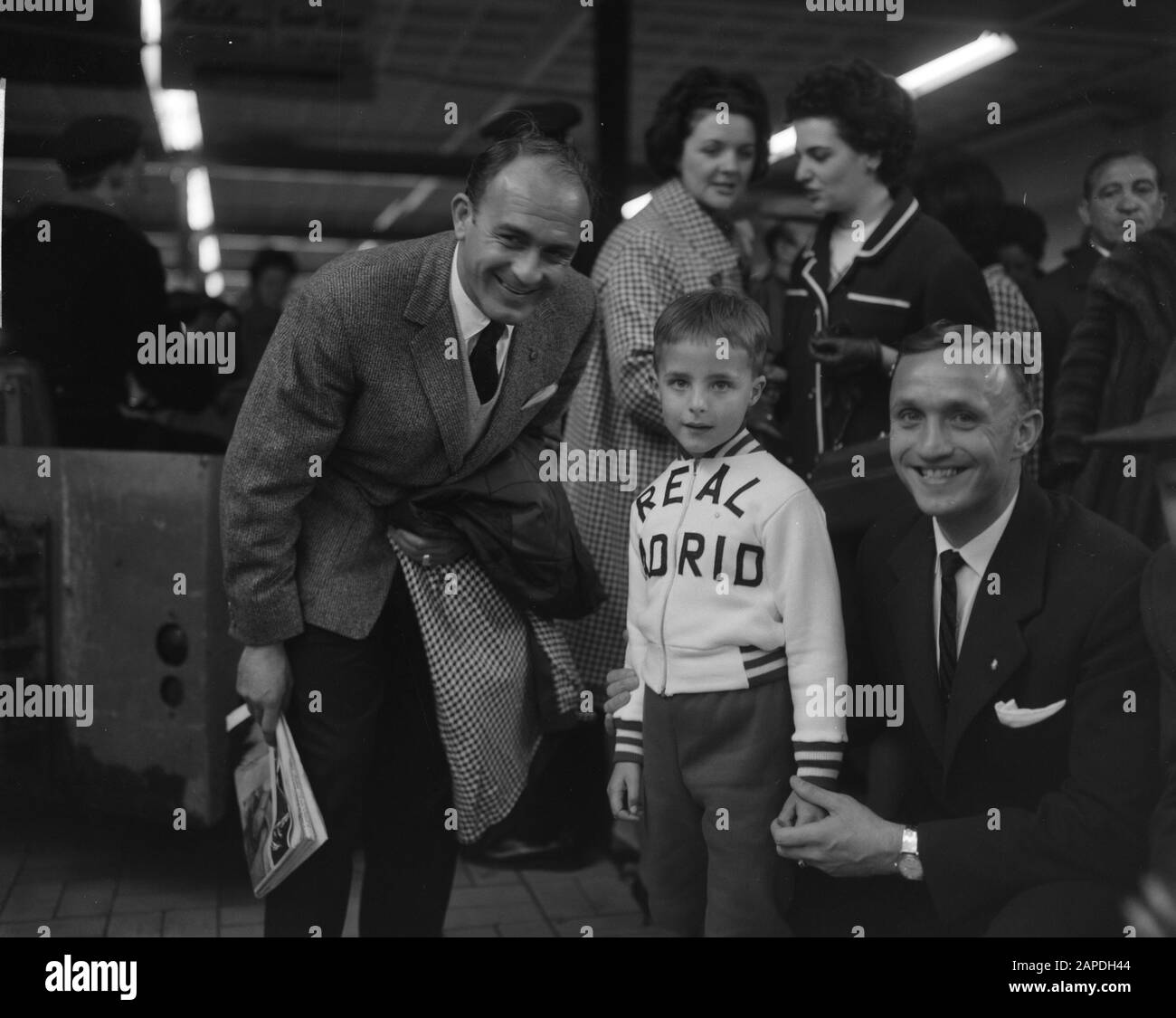 Real Madrid à Schiphol (Di Stefano et Santamaria Date: 29 avril 1962 lieu: Noord-Holland, Schiphol mots clés: Sport, terrains de rembourrage, football Nom personnel: Santamaria, José, Stefano, Alfredo di Nom de l'établissement: Real Madrid, Santa Maria Banque D'Images Real Madrid à Schiphol (Di Stefano et Santamaria Date: 29 avril 1962 lieu: Noord-Holland, Schiphol mots clés: Sport, terrains de rembourrage, football Nom personnel: Santamaria, José, Stefano, Alfredo di Nom de l'établissement: Real Madrid, Santa Maria Banque D'Images