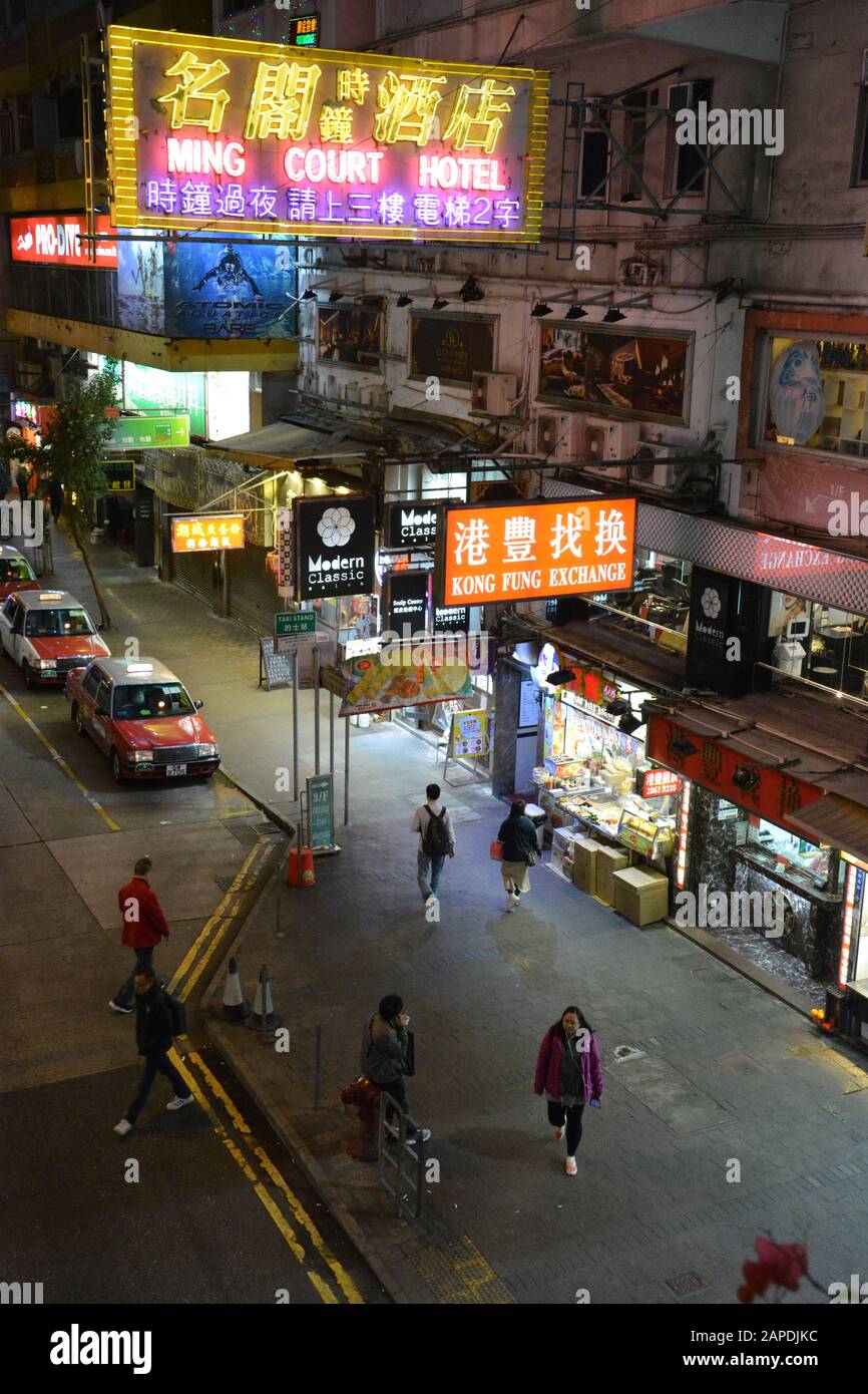 En regardant vers le bas sur un coin de rue animé sur Lockhart Road après l'obscurité dans le quartier branché Wan Chai de Hong Kong. Banque D'Images