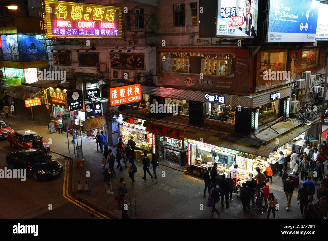 En regardant vers le bas sur un coin de rue animé sur Lockhart Road après l'obscurité dans le quartier branché Wan Chai de Hong Kong. Banque D'Images
