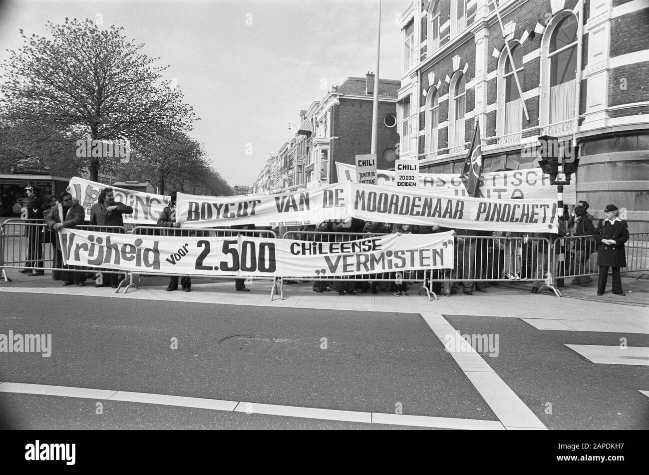 Manifestation à l'ambassade du Chili à la Haye contre les disparitions à grande échelle d'opposants politiques au Chili Description: Ambassades, manifestations, personnes disparues Date: 20 avril 1977 lieu: La Haye, Pays-Bas Zuid-Holland mots clés: Ambassades, manifestations, personnes disparues Banque D'Images